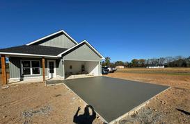 laying concrete driveway